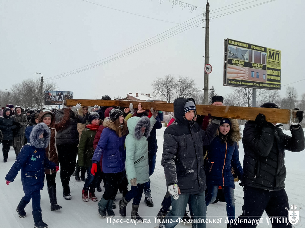 Сніг – не завада. Сотні калушан вийшли на традиційну Хресну ходу вулицями міста