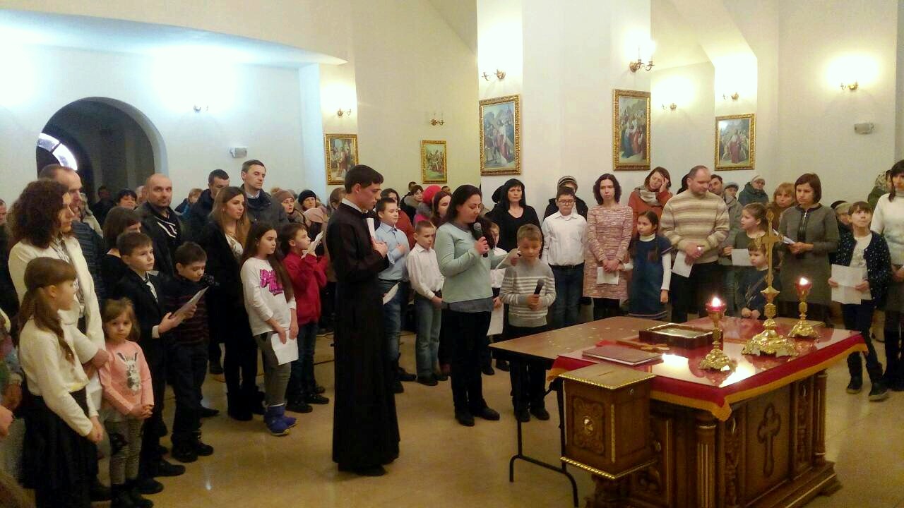 Діти парафії Різдва Пресвятої Богородиці разом зі своїми батьками провели Хресну Дорогу