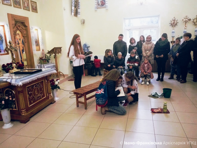 Діти катехитичної школи Зіслання Святого Духа провели виставу про значення Слова Божого